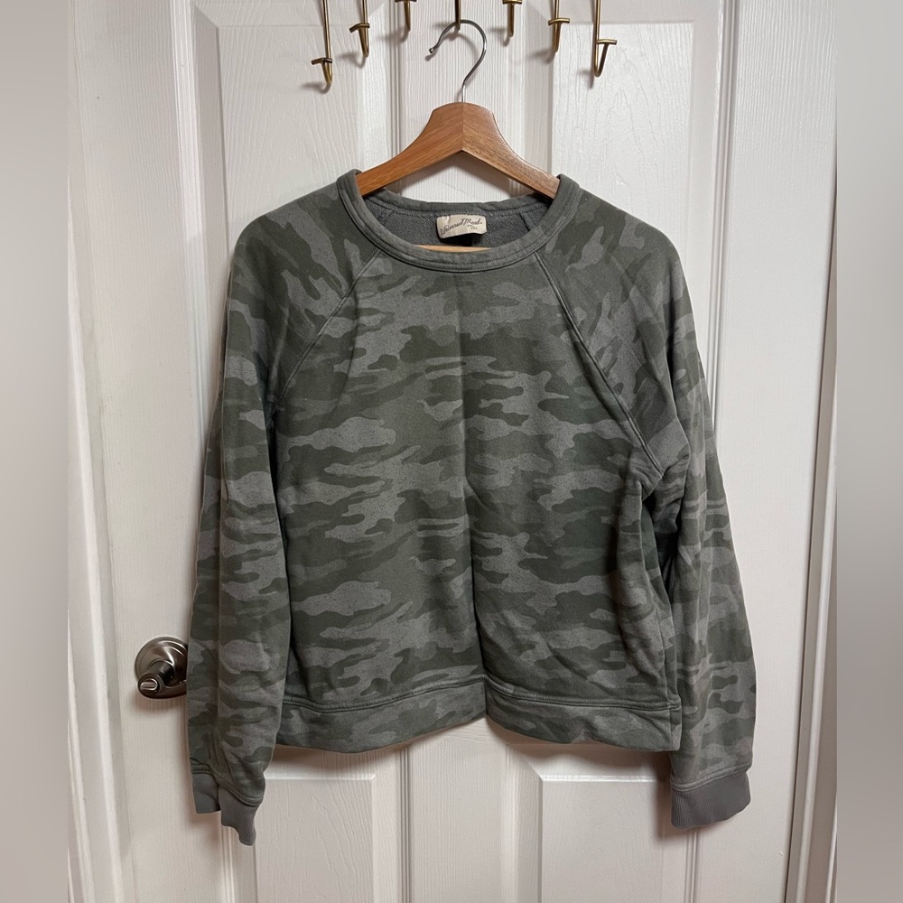 Universal Thread Women’s Green Camouflage Crewneck Sweater